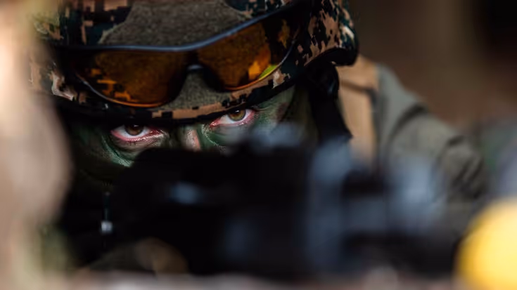 Een militair van wie alleen de ogen zichtbaar zijn.