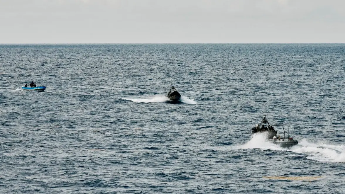 Onderscheppingsboten varen met hoge snelheid naar de drugsboot. 