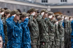 Saluerende militairen. 