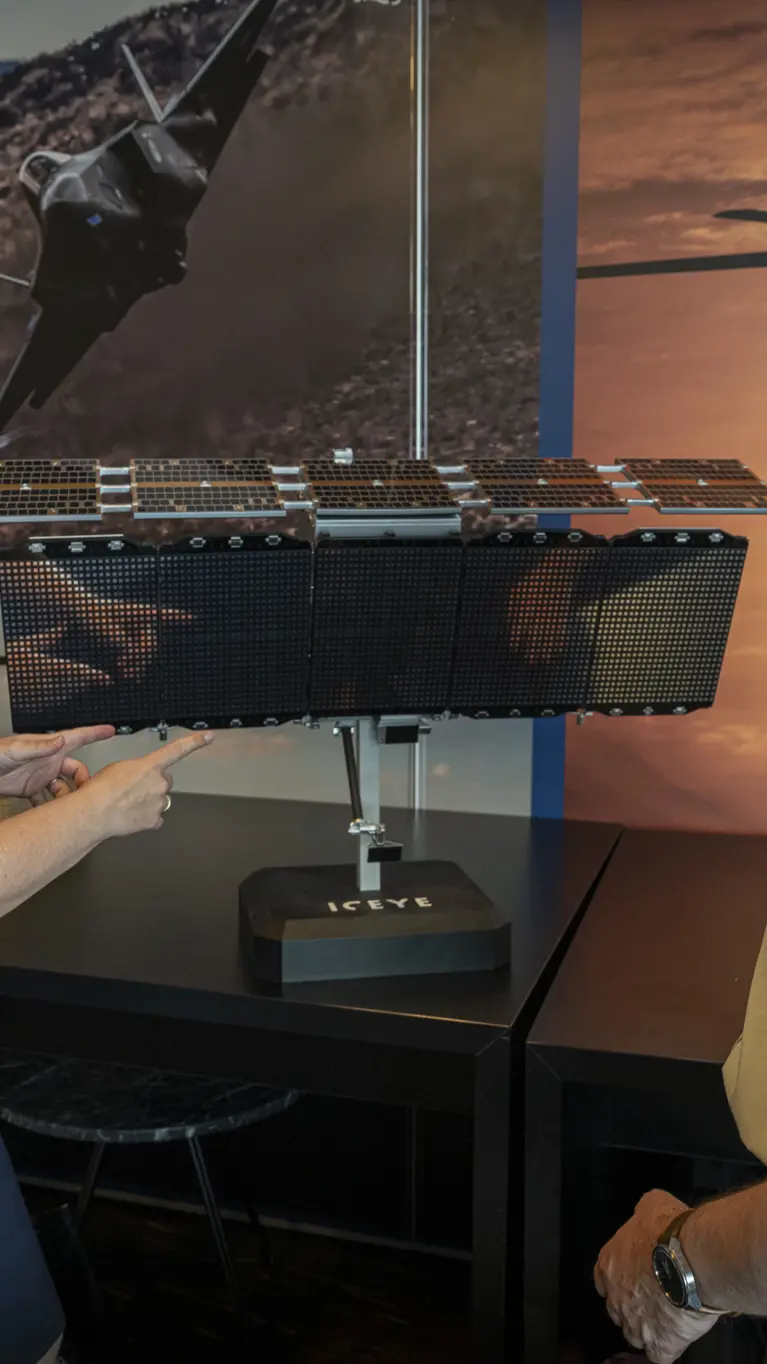 Luitenant-kolonel Petra Wijnja en majoor Edwin Winters bij een model van de ICEYE satelliet