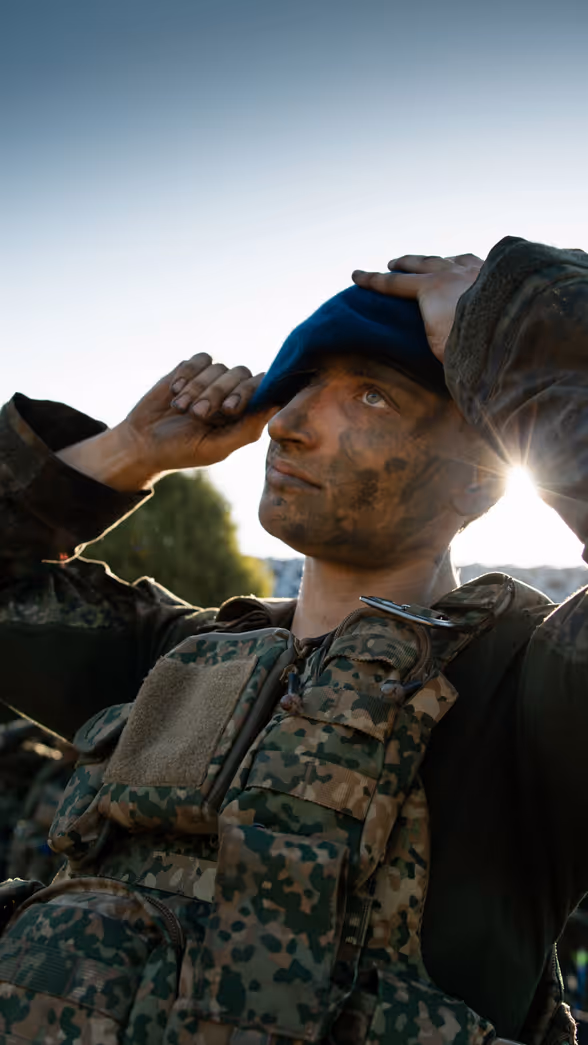 Afbeelding Marechaussee die baret op doet.