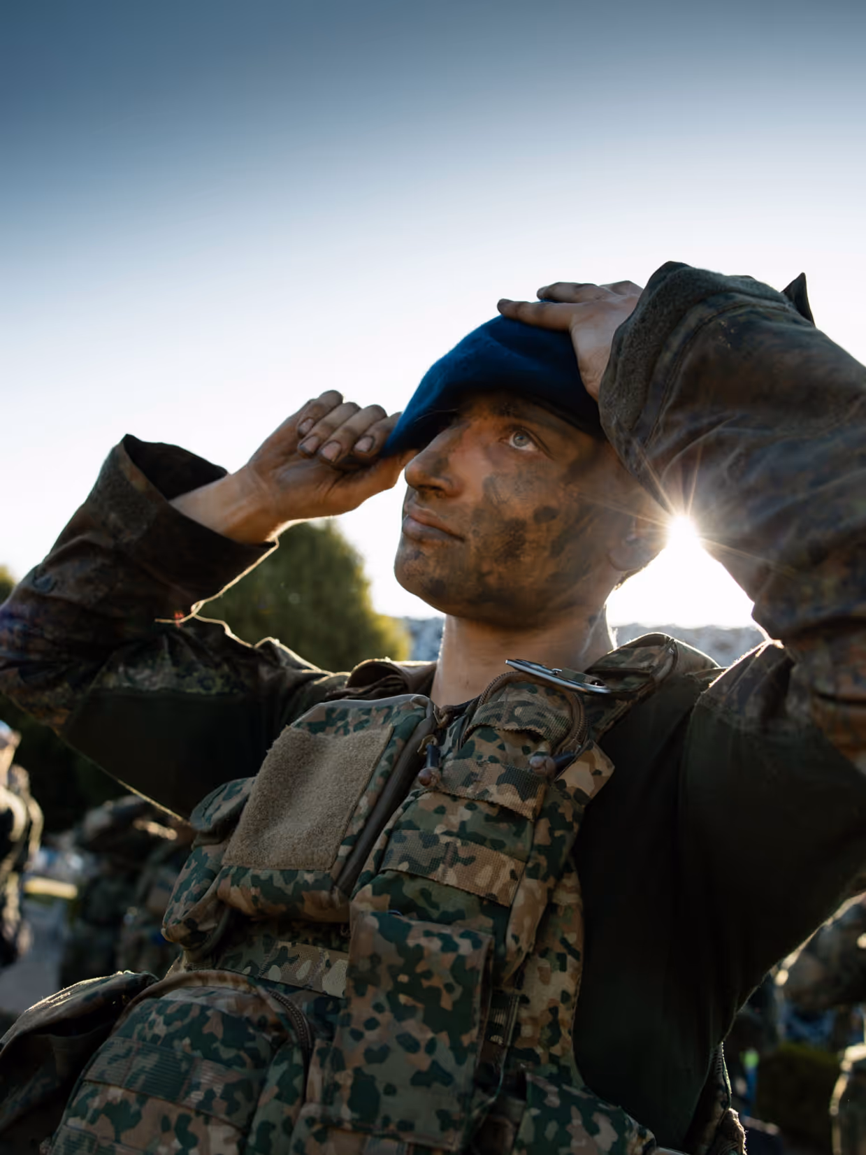 Afbeelding Marechaussee die baret op doet.