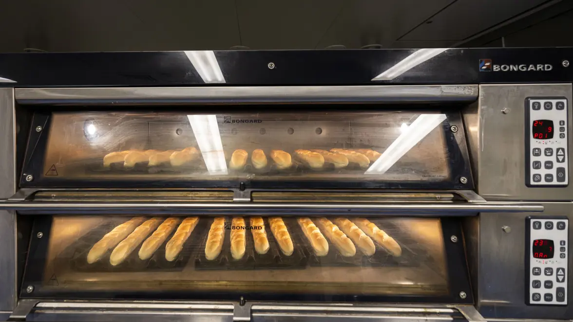 Twee ovens met stokbroden erin.