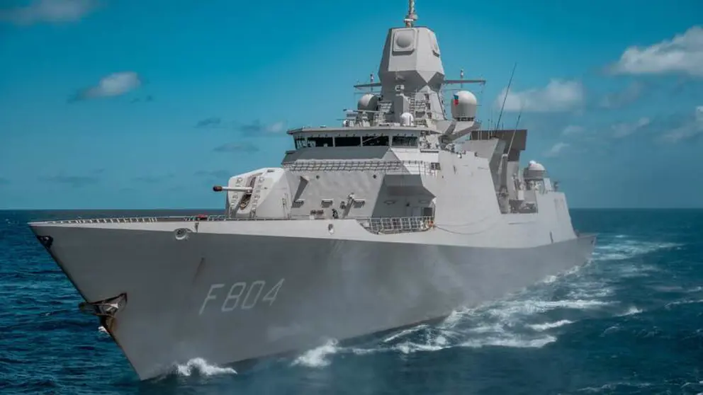 Marineschip te water.