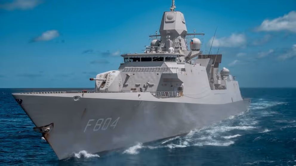 Grijs schip met F804 op de romp vaart linksonder het beeld uit.