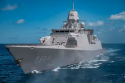 Grijs schip met F804 op de romp vaart linksonder het beeld uit.