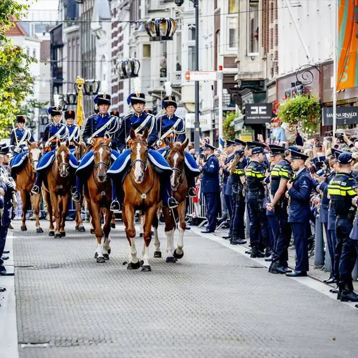 De Bereden Brigade gaat in ceremonieel door de Haagse binnenstad.
