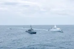 Marineschepen op open zee.