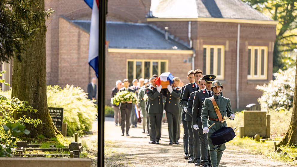 Militairen van het Regiment Infanterie Prins Johan Willem Friso dragen de kist met Gerards naar zijn laatste rustplaats. 