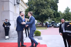 Minister Brekelmans begroet zijn Poolse collega Kosiniak-Kamysz.