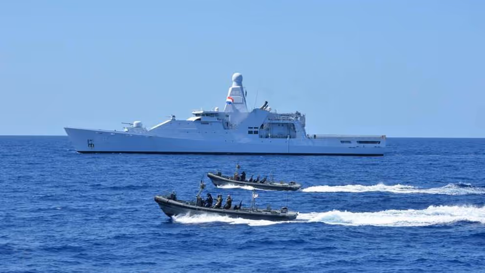 Zr.Ms. Friesland op zee met 2 Frisc's op de voorgrond.