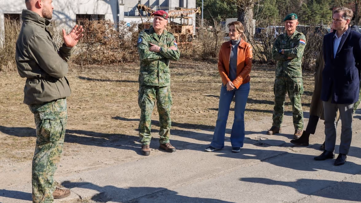 Minister Dilan Yeşilgöz-Zegerius in gesprek met militairen. 