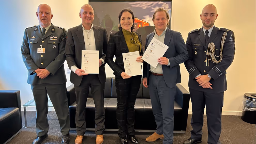 Van links naar rechts: Ben Speelberg, DAOG bureau Ares (reservisten), Jordi Aelmans, lid College van Bestuur Vista College, gedeputeerde Elianne Demollin-Schneiders, staatssecretaris Gijs Tuinman en Lesley Dröge, adjudant van de staatssecretaris.