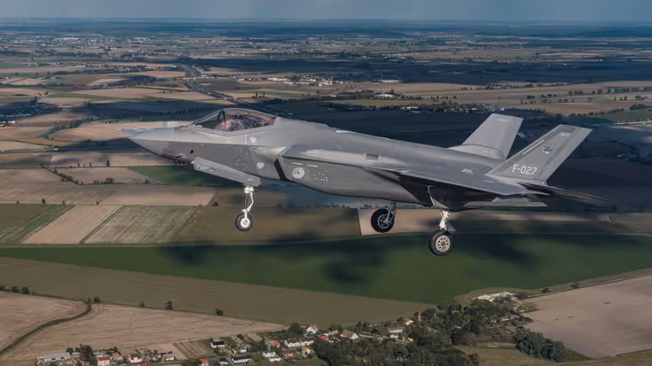 F-35 boven groen geschakeerd landschap.