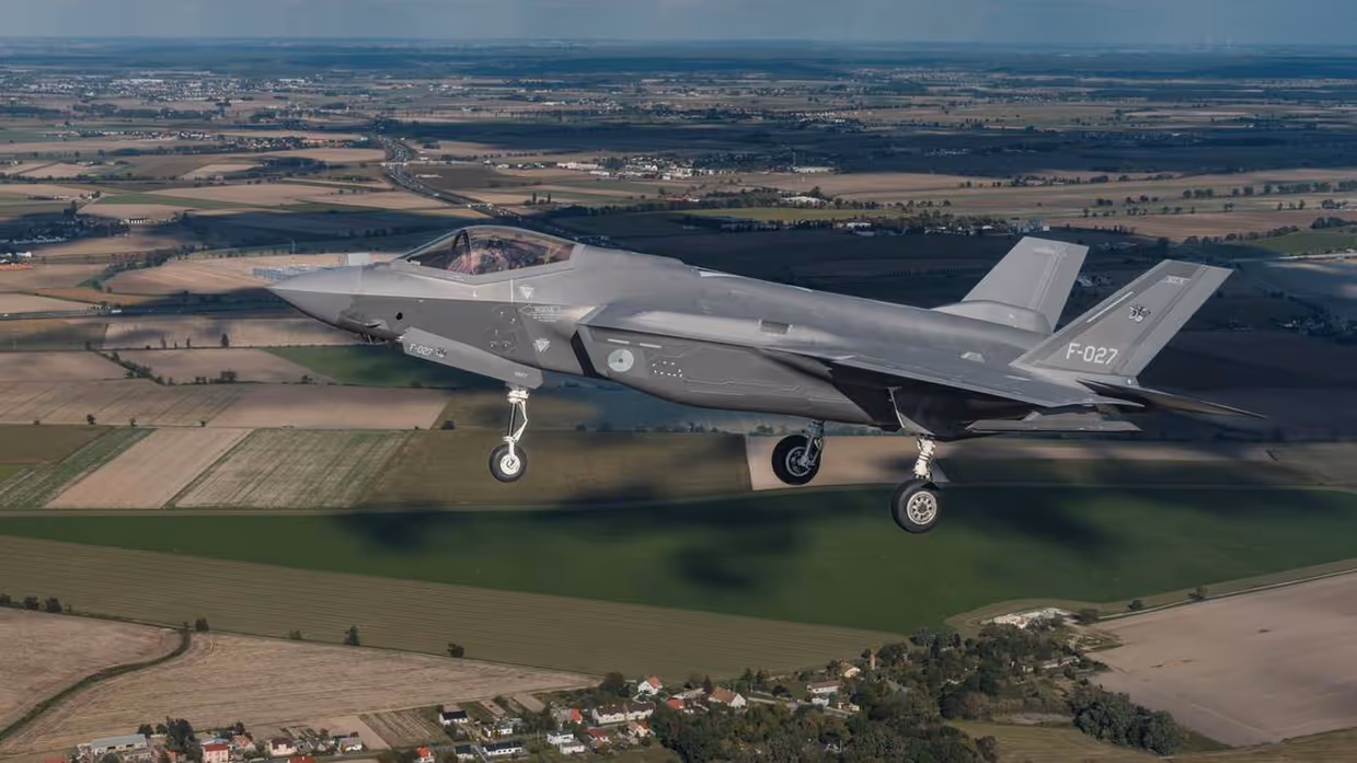 F-35 boven groen geschakeerd landschap.