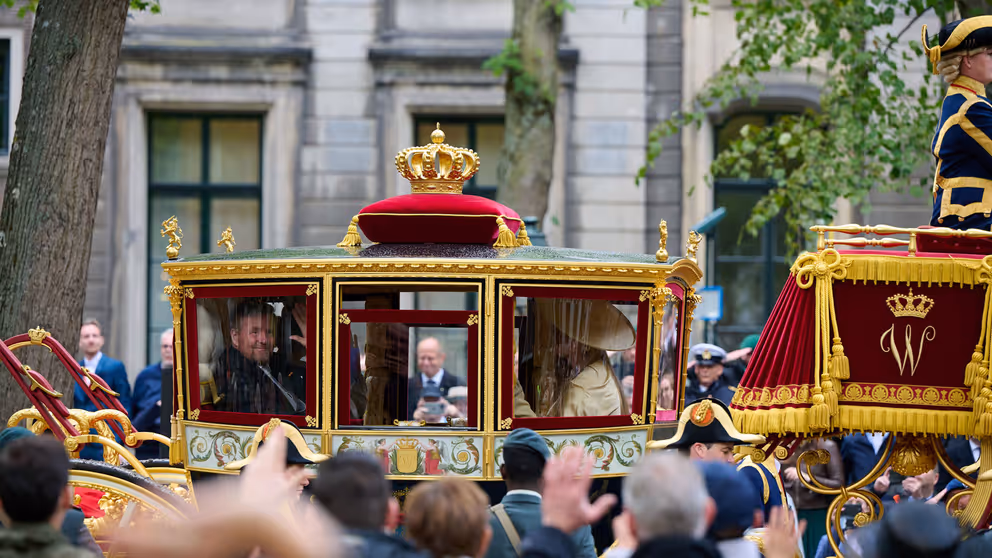 De Glazen Koets met Willem-Alexander achter het raampje.