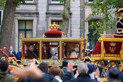 De Glazen Koets met Willem-Alexander achter het raampje. 