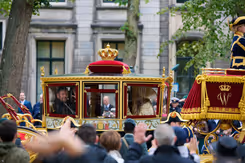 De Glazen Koets met Willem-Alexander achter het raampje. 
