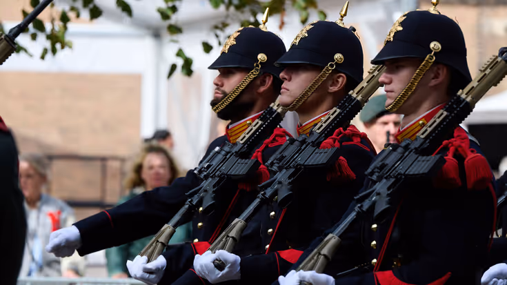 3 militairen.