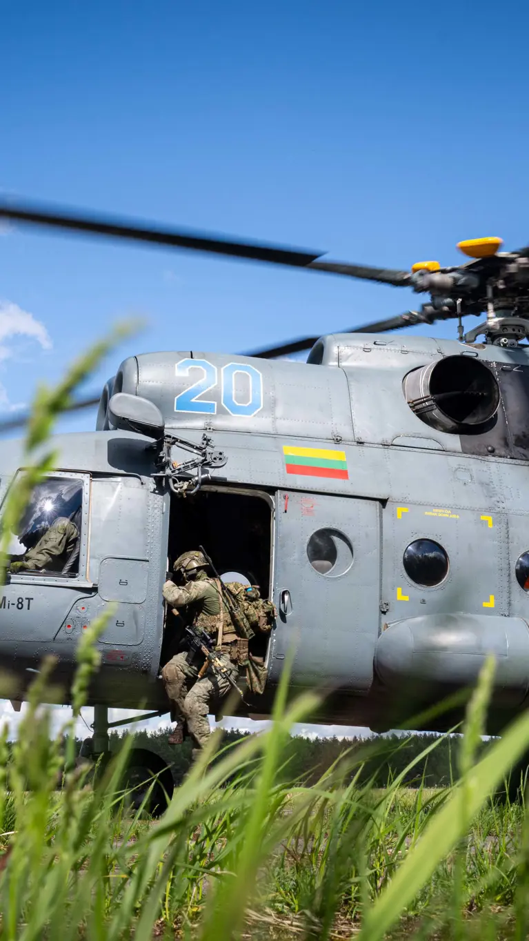 Een militair gaat een heli in.