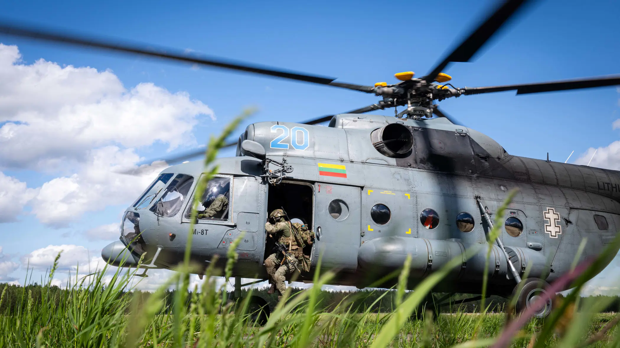 Een militair gaat een heli in.