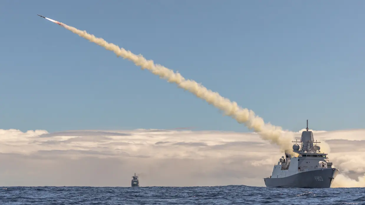 Een fregat lanceert een luchtverdedigingsraket.