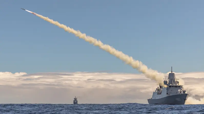 Een fregat lanceert een luchtverdedigingsraket.