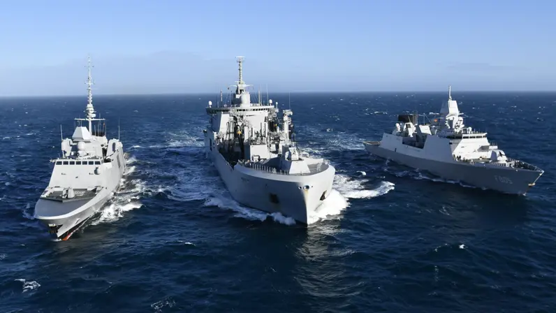 FS Chevallier Paul en Zr.Ms. Evertsen (rechts) worden op zee tegelijkertijd bevoorraad door FS Jacques Chevallier.