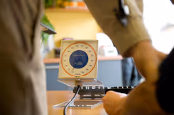 Reservist meet de bloeddruk van een defensiemedewerker.