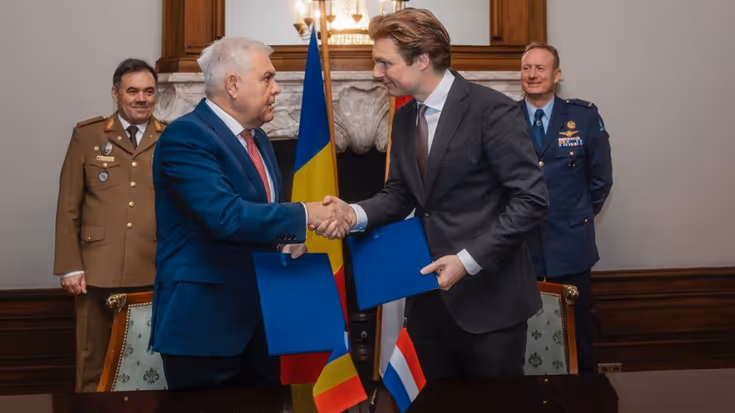   Minister Ruben Brekelmans en zijn Roemeense collega schudden elkaar de hand.&nbsp;