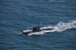 Russische onderzeeër die boven water vaart.