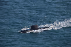 De varende Russische onderzeeboot Novorossiysk. De bovenkant is boven water.