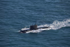 Russische onderzeeboot Novorossiysk deels boven water.