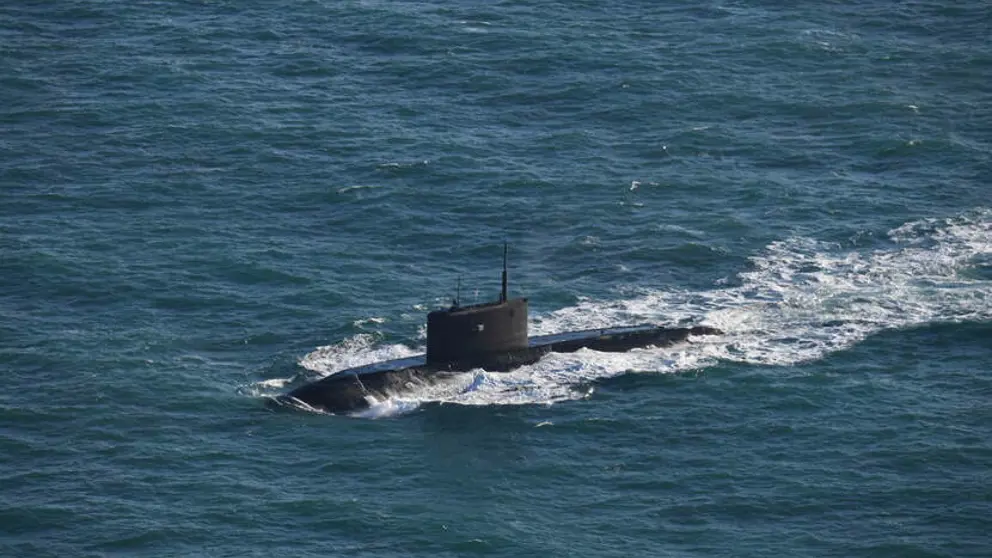 Russische onderzeeboot Novorossiysk deels boven water.