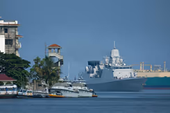 Marineschip ligt aangemeerd.