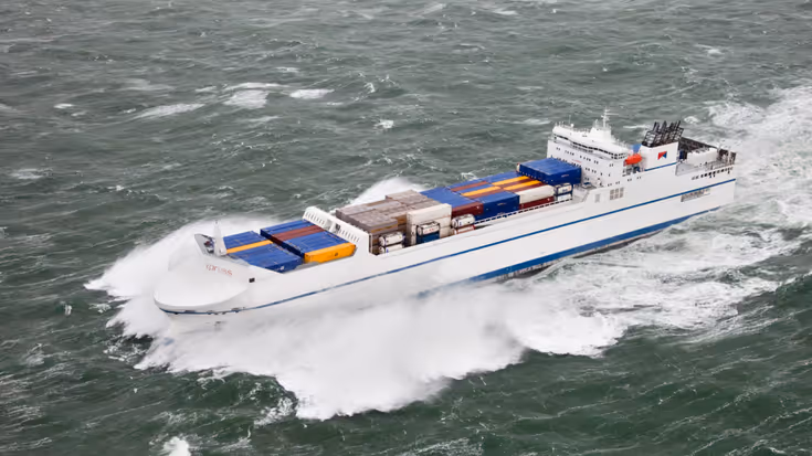 Containerschip op het water.