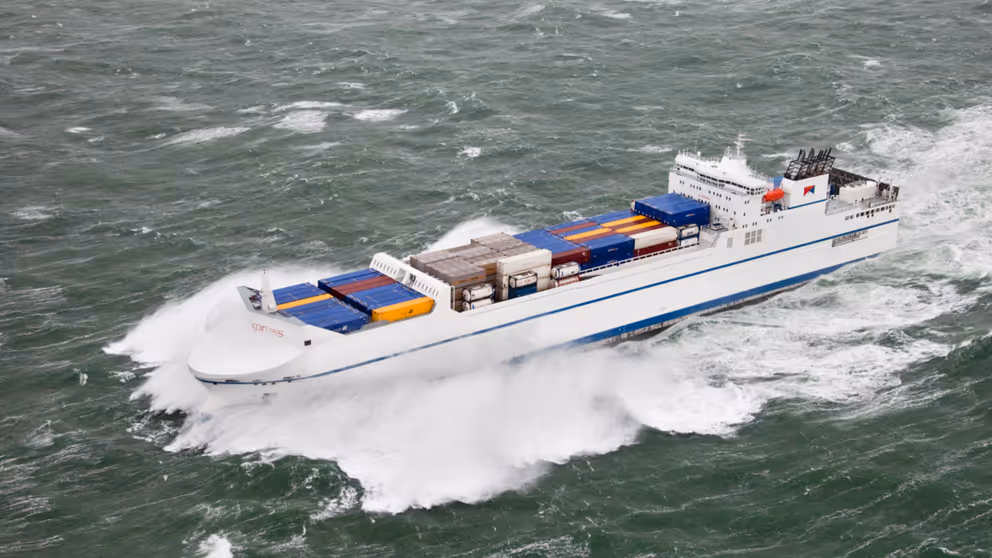 Containerschip op het water.