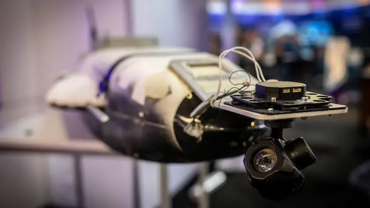 Shahed-drone met een tafel op de achtergrond.