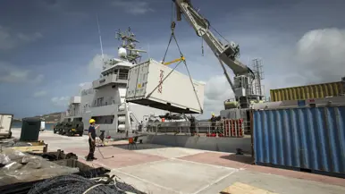 Zr.Ms. Pelikaan aan de kade te Sint-Maarten.