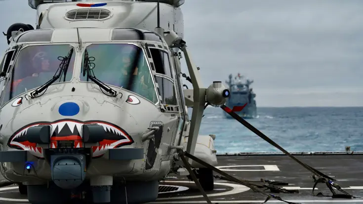 Helikopter aan boord van een schip.