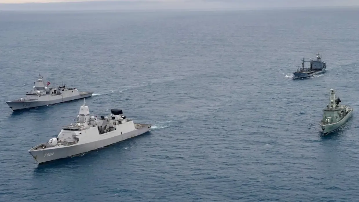 Marineschepen op open water.