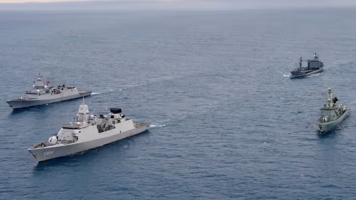 Marineschepen op open water.