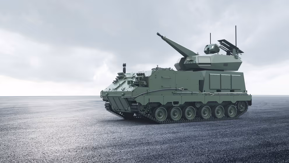 Impressie van een mobiel anti-drone kanonsysteem  dat op een rupsvoertuig staat.