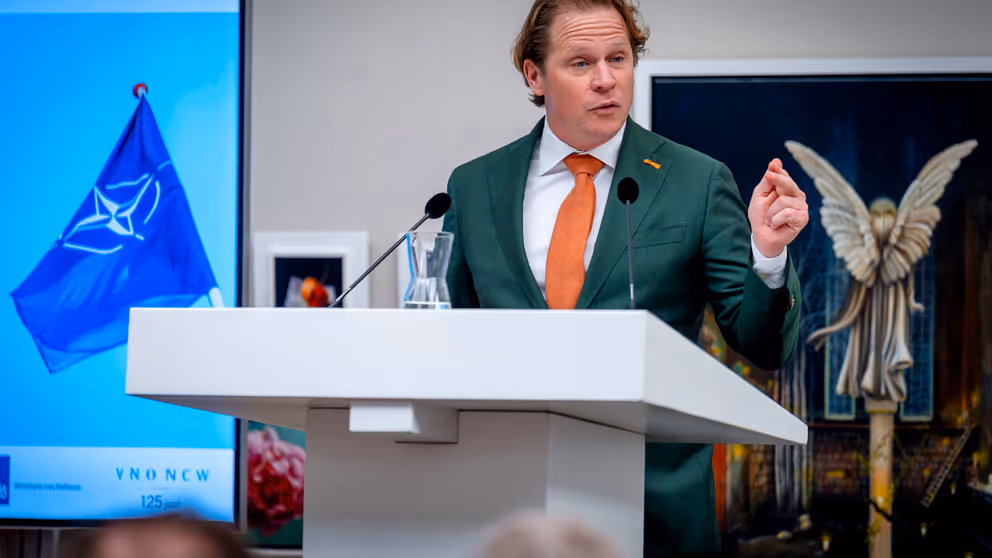 Staatssecretaris Gijs Tuinman staat achter een katheder.