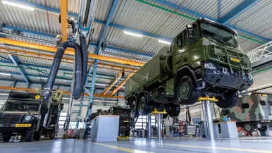 Een werkplaats met een vrachtwagen die gerepareerd moet worden.