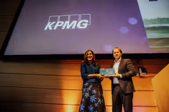 Hottenhuis en Tuinman poseren met de oorkonde. 