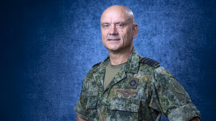 Portretfoto van Commandant Lucht- en Ruimtestrijdkrachten luitenant-generaal André Steur in gevechtstenue..