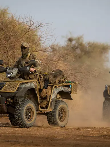 Een militair op een quad.