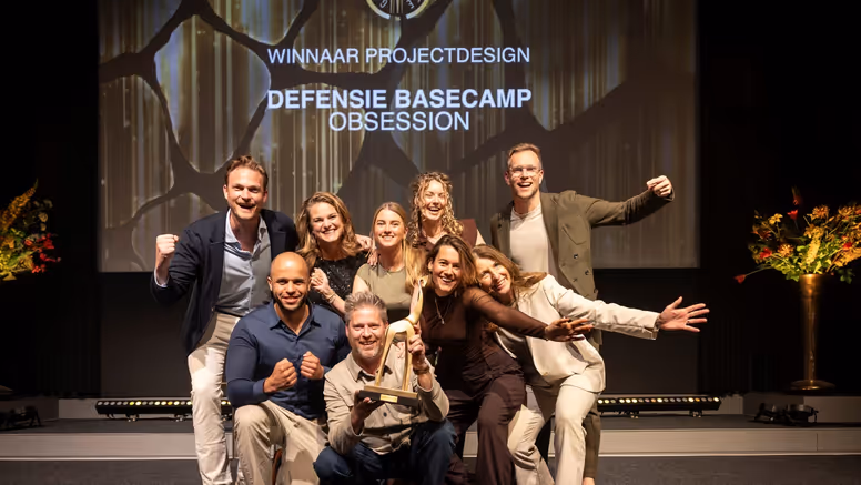 Winnend team houdt prijs vast. 