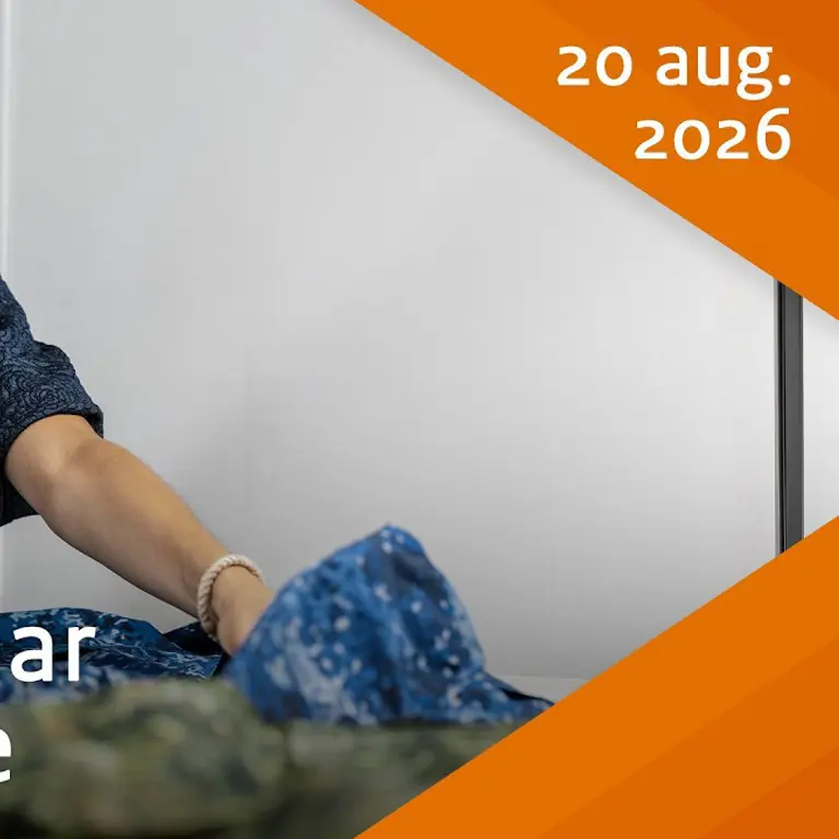 Vrouw is een uniform aan het opmeten "Zoektoch naar perfect tenue" 20 augustus 2026.
